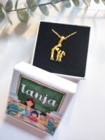 Verižica z obeskom: Učiteljica ali vzgojiteljica z otroki - slika 3