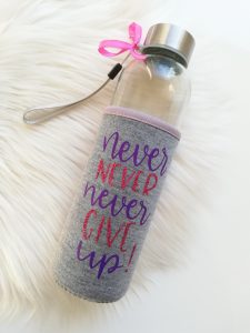 Steklenica z neoprenom: Never give up