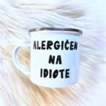 Emajlirana skodelica: Alergičen na idiote