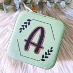 Torbica za nakit s črko - zelena