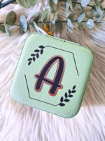 Torbica za nakit s črko - zelena